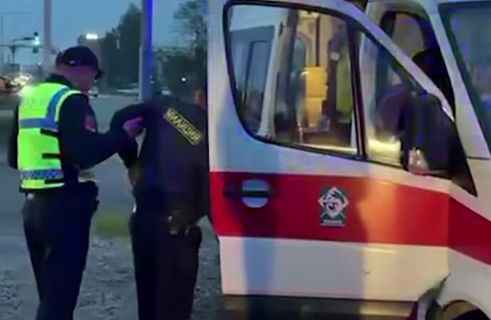 Бишкекте эреже бузган айдоочу жол тескөөчүнү сүзүп кетти