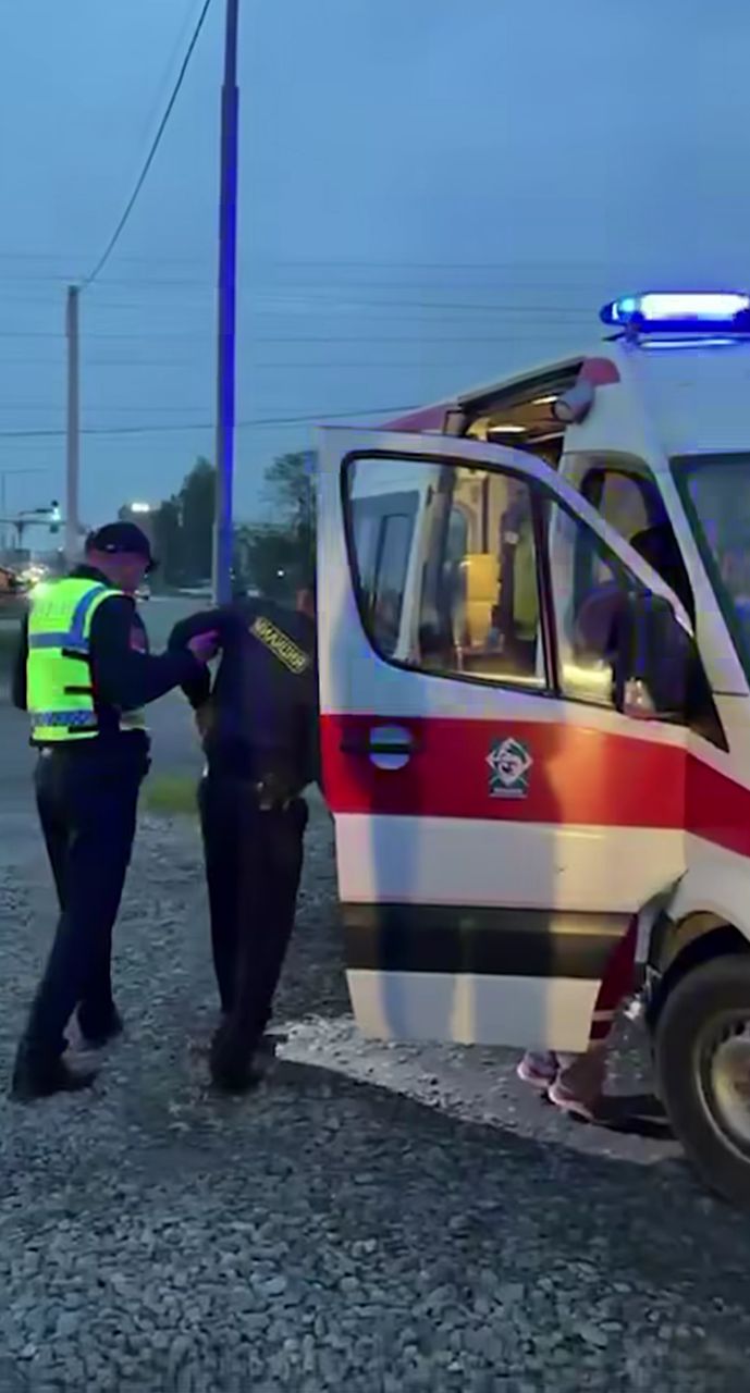 Бишкекте эреже бузган айдоочу жол тескөөчүнү сүзүп кетти