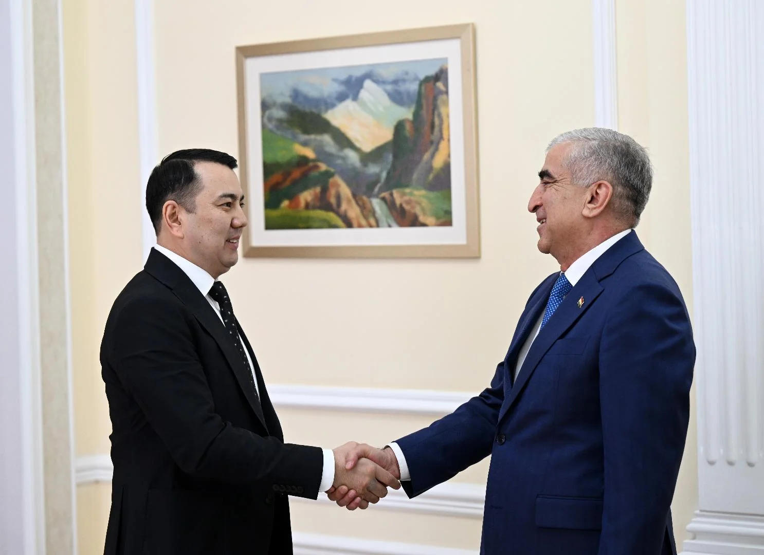 Кыргызстан менен Тажикстан парламенттер аралык кызматташтыгын бекемдейт