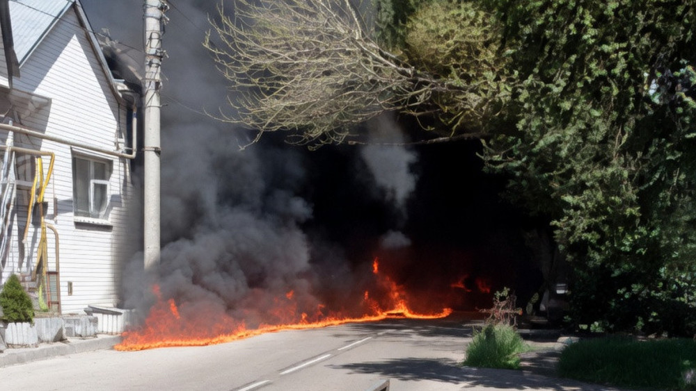 Россиянын Туапсе шаарындагы көчөнү кайнаган мунай каптаган