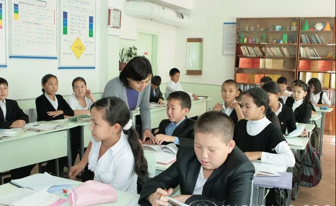 Агартуу министри эки тилдүү мугалимдерди даярдоо зарылдыгын айтты