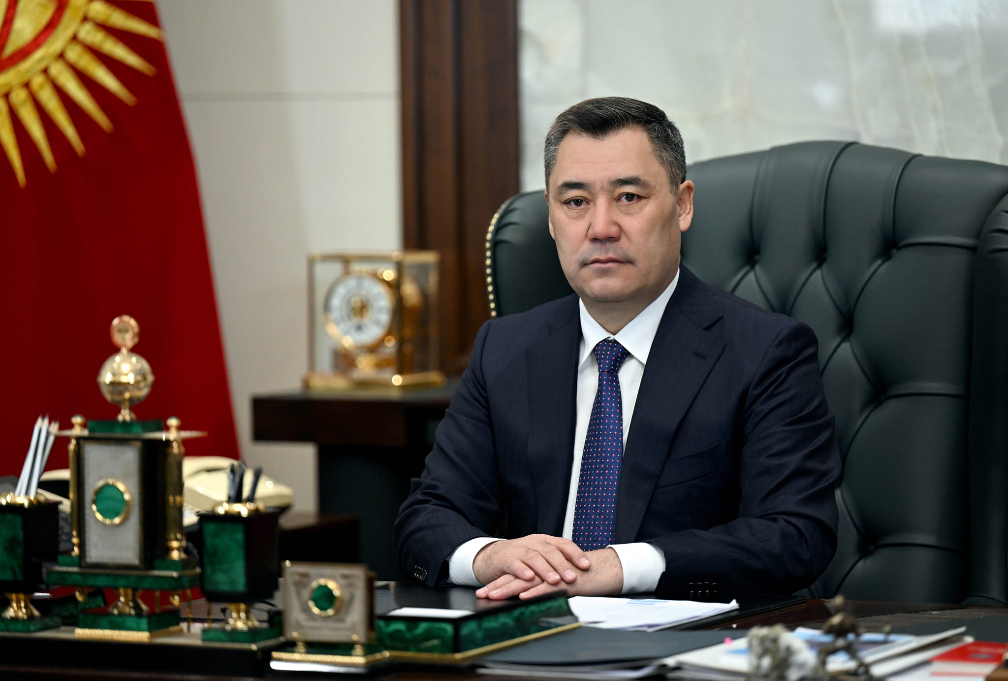 «Бүтүндөй бир доор кетти». Садыр Жапаров Мухтар Шахановдун дүйнө салганына байланыштуу көңүл айтты