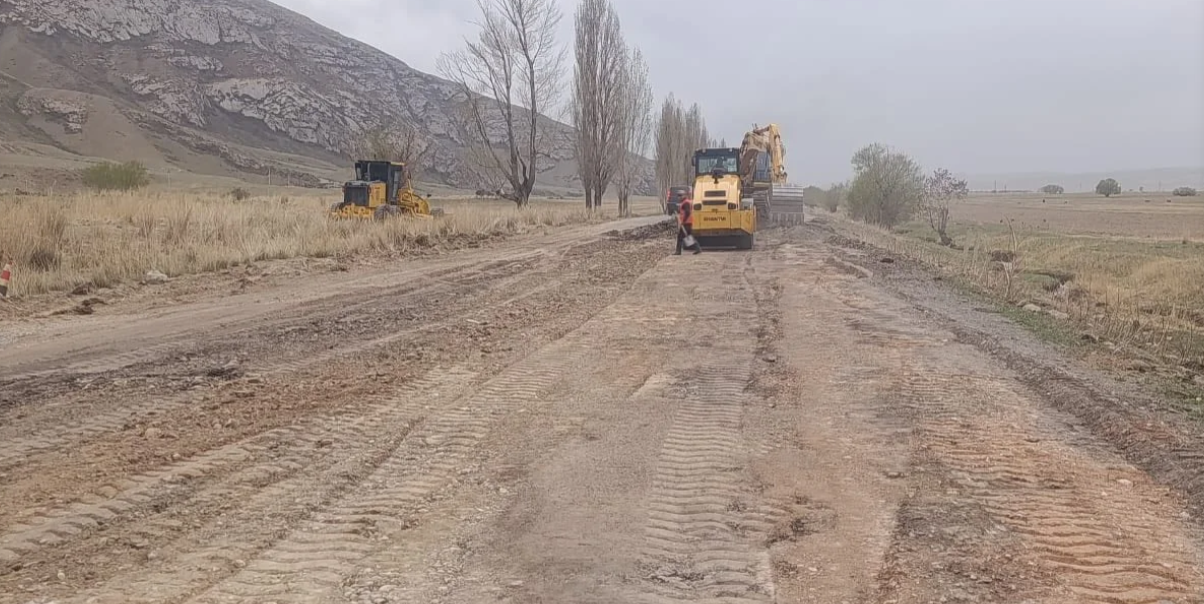 Нарын – Баетов жолунун 120 чакырымына асфальт төшөлүүдө