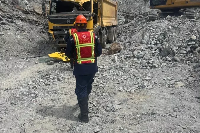 Чаткалда таш басып калган жүк ташуучу унаанын айдоочусу мүрт кетти