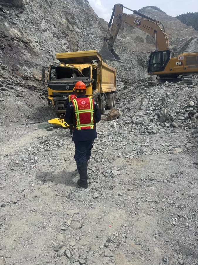 Чаткалда таш басып калган жүк ташуучу унаанын айдоочусу мүрт кетти