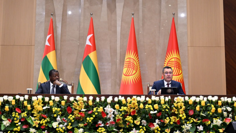 Садыр Жапаров менен Фор Эссозимна  бир катар эки тараптуу документтерге кол коюшту