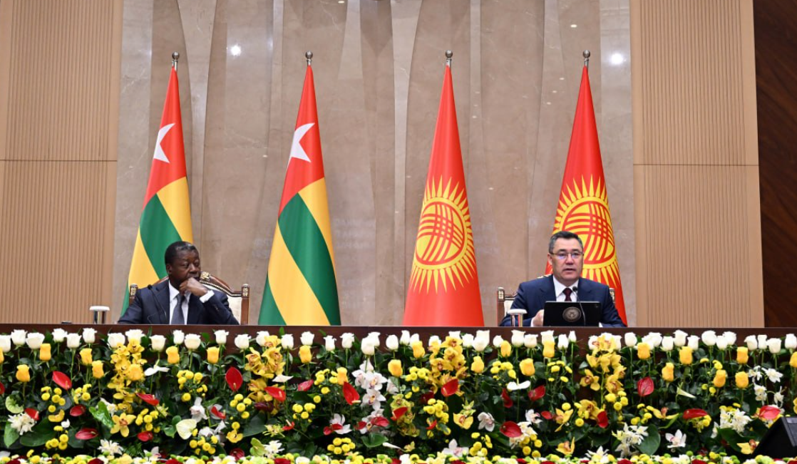 Садыр Жапаров менен Фор Эссозимна  бир катар эки тараптуу документтерге кол коюшту