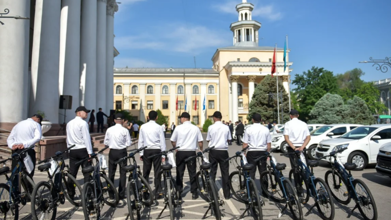 Шаар күнүнүн алкагында муниципалдык түзүмдөргө 11 унаа жана 10 велосипед тапшырылды