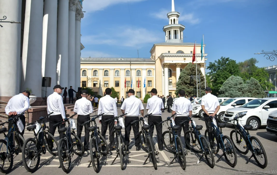 Шаар күнүнүн алкагында муниципалдык түзүмдөргө 11 унаа жана 10 велосипед тапшырылды