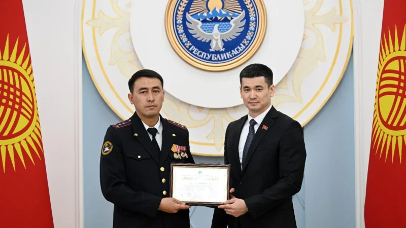 Итке таланган баланы куткарган милиция кызматкери сыйланды