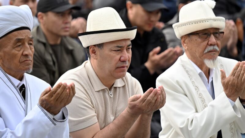 Садыр Жапаров майрамдык Айт намазга катышты