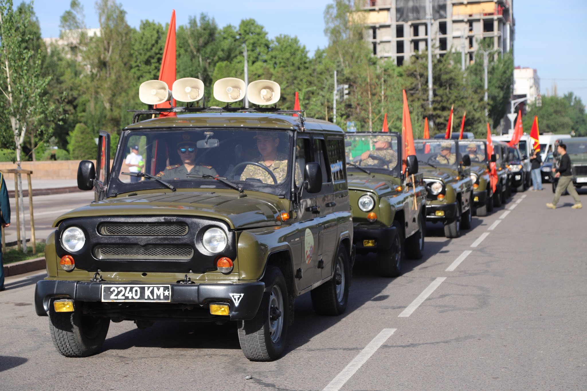 Улуу Жеңишке 81 жыл. «Жеңиш ырлары» урааны алдында автожүрүш өттү