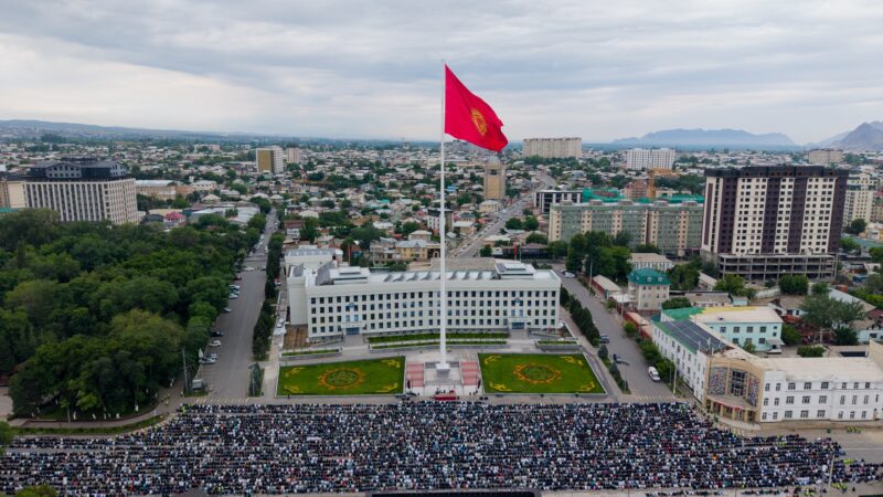 Ош шаарындагы айт намазга 15 миңден ашык адам катышты