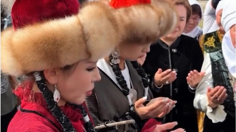 Кытайдан ат менен келе жаткан кыргыз кыздарын Кеминде салтанаттуу тосуп алышты