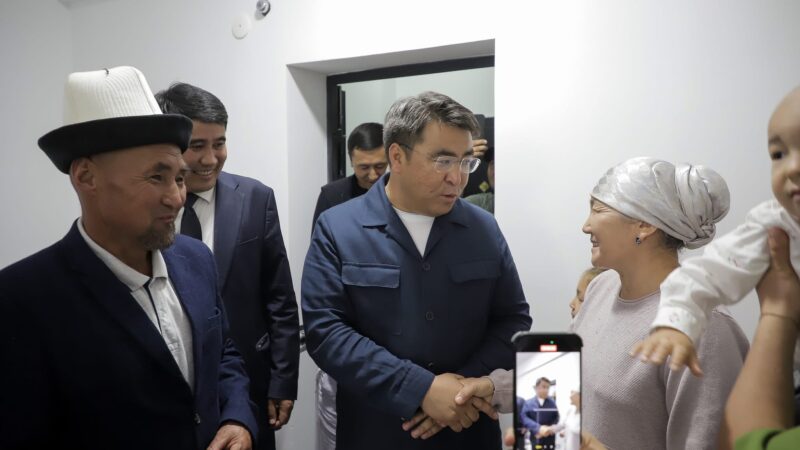 Жанар Акаев 106 жаранга жаңы үйдүн ачкычын тапшырды