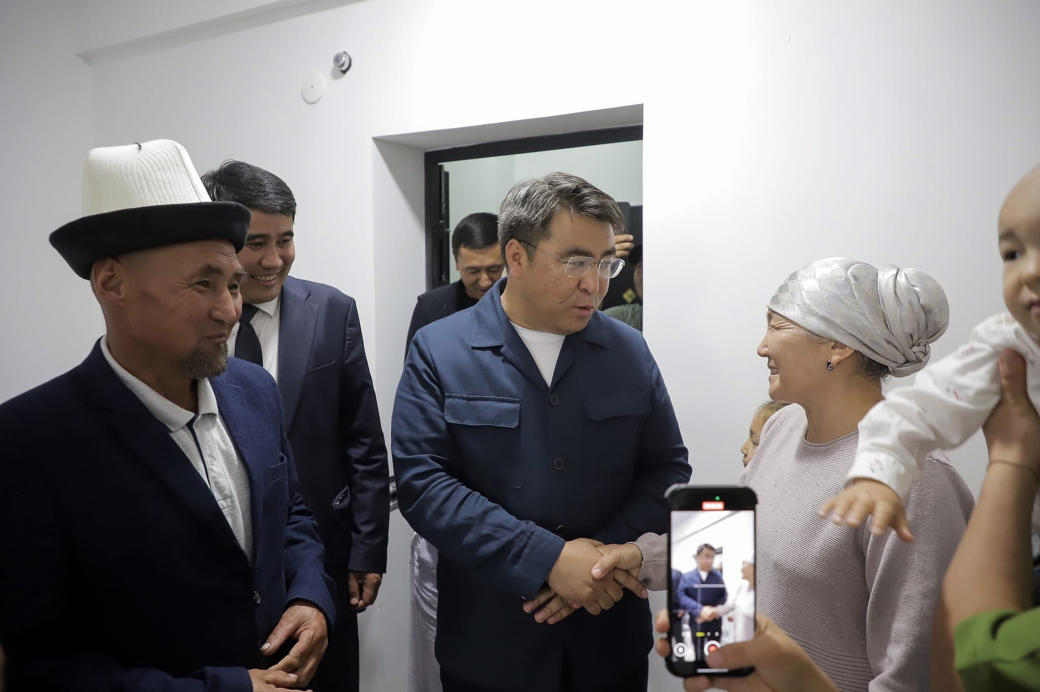 Жанар Акаев 106 жаранга жаңы үйдүн ачкычын тапшырды