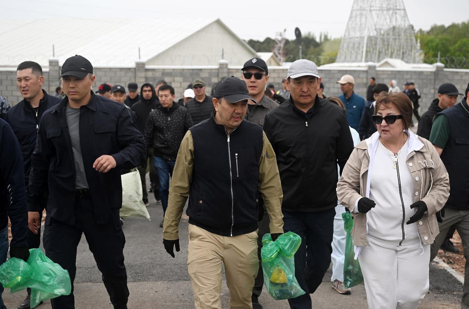 Марлен Маматалиев Ысык-Көлгө барып, көл түбүн жана жээгин тазалоого катышты