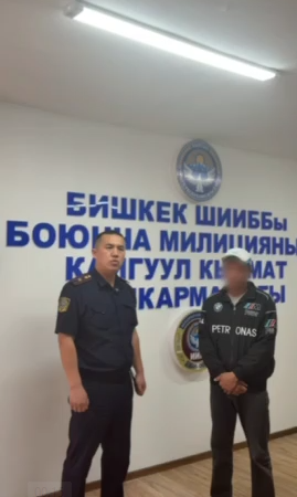 Скутер айдаган киши кызды сүзүп, качып кеткен