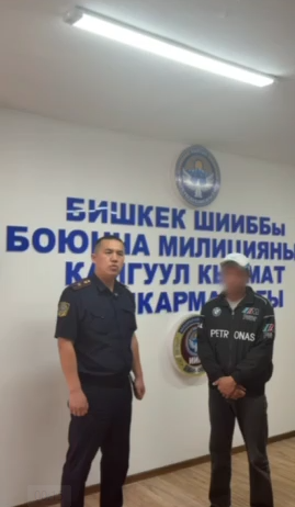 Скутер айдаган киши кызды сүзүп, качып кеткен