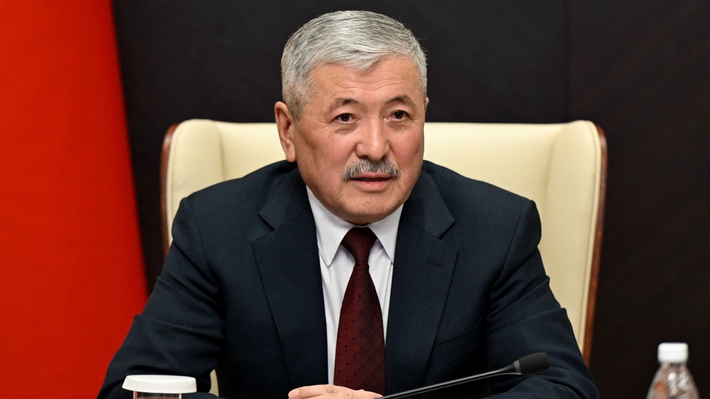 Мамлекеттик кызматкерлерге иш жеринде пиджак кийүүдөн баш тартуу тескемесине кол коюлду