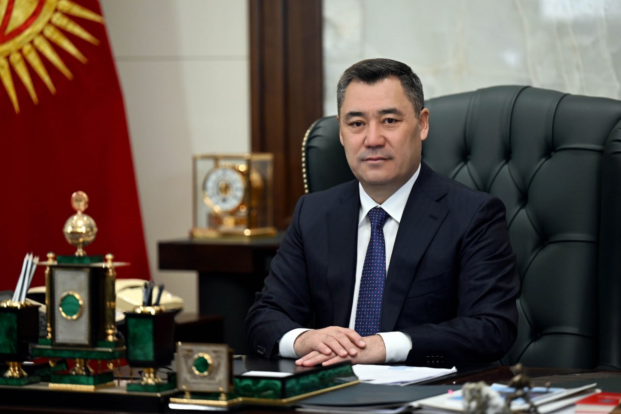 Президент Садыр Жапаров кыргызстандыктарды Конституция күнү менен куттуктады