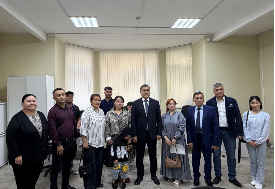 Канат Сагынбаев Москвадагы кыргызстандыктар менен жолугушту