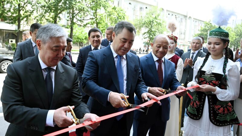Садыр Жапаров Бишкекте “Элдик банктын” жаңы башкы кеңсесин ачты