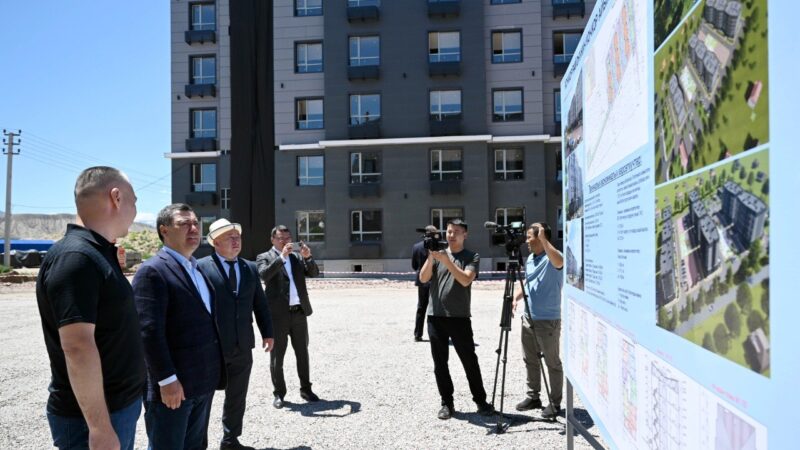 Садыр Жапаров Нарындагы ипотекалык үйлөрдүн курулушу менен таанышты