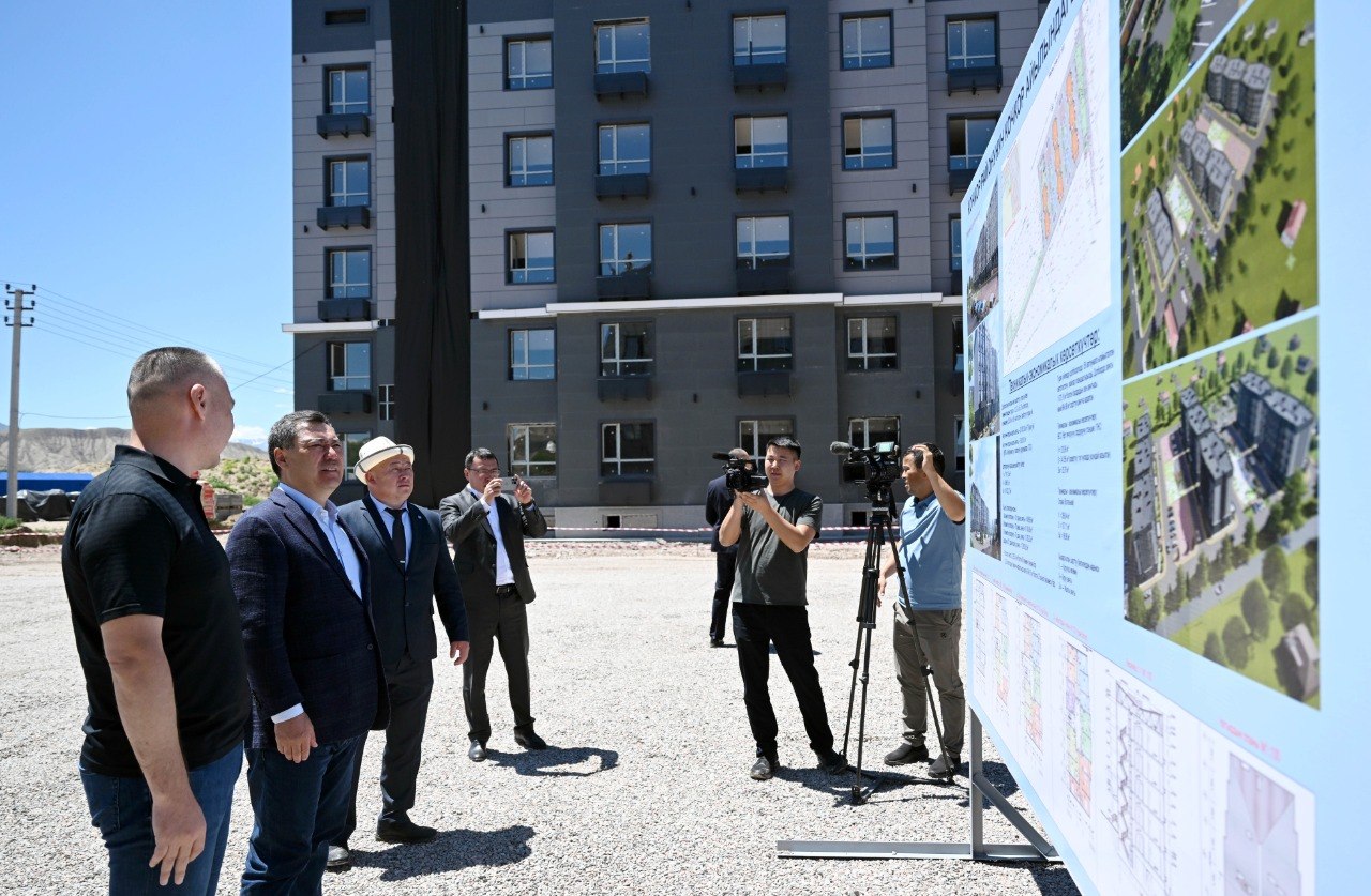 Садыр Жапаров Нарындагы ипотекалык үйлөрдүн курулушу менен таанышты