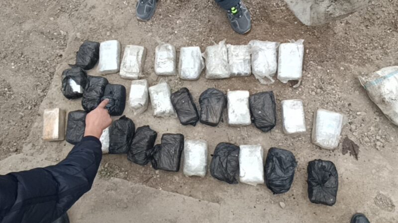 Баткенде жерге көмүлгөн эки мүшөк баңгизат табылды