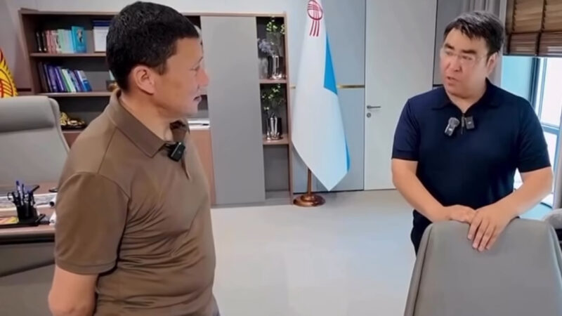 Жанарбек Акаев ага президент айлыктан тышкары өзү акча которуп турарын айтты