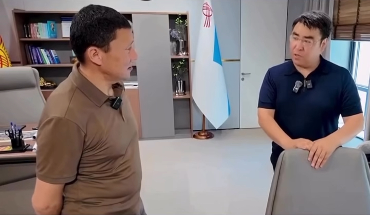 Жанарбек Акаев ага президент айлыктан тышкары өзү акча которуп турарын айтты