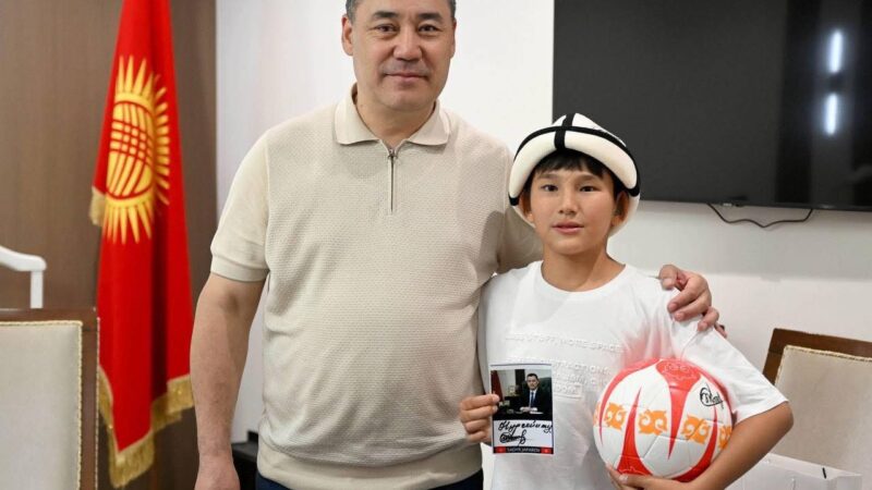 Президент Садыр Жапаров жаш футболчу менен жолугушту