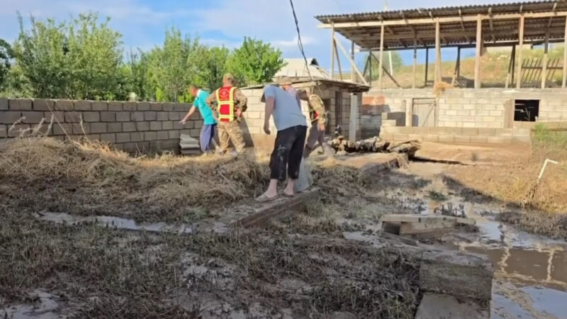 Лейлектин Катраң айылында сел жүрүп, 4 турак үй, 5 жертөлө тазаланууда