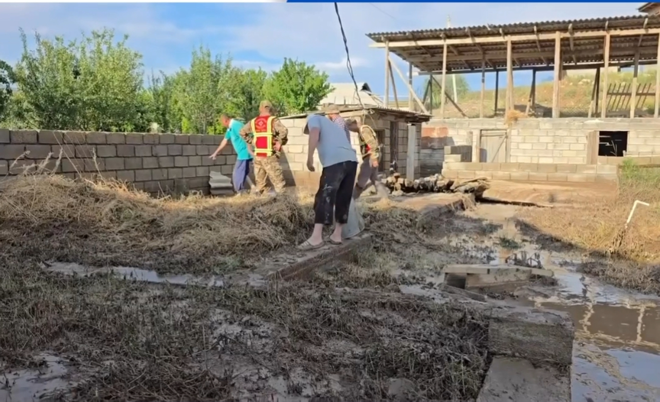 Лейлектин Катраң айылында сел жүрүп, 4 турак үй, 5 жертөлө тазаланууда
