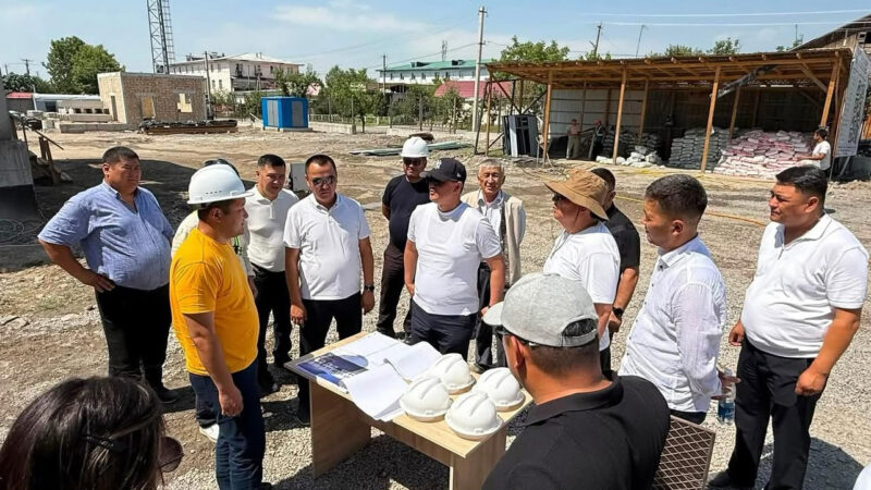 Нурдан Орунтаев Манас шаарында курулуп жаткан жаңы мектептердин курулуш иштеринин жүрүшүн текшерди