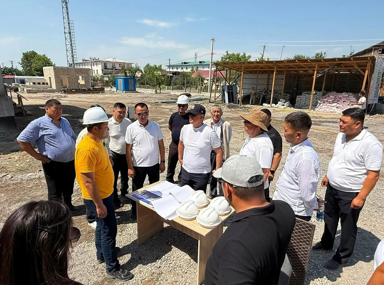 Нурдан Орунтаев Манас шаарында курулуп жаткан жаңы мектептердин курулуш иштеринин жүрүшүн текшерди