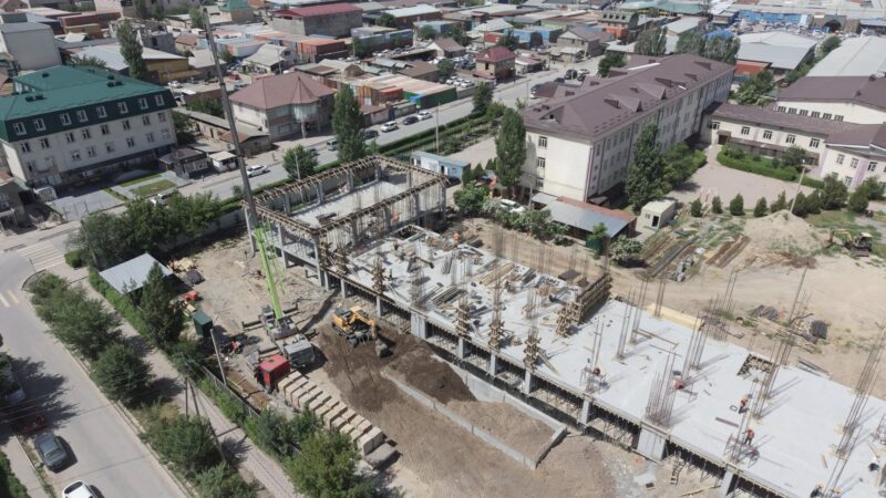 Нурдан Орунтаев курулуп жаткан мектептерди пландан тышкары текшерди
