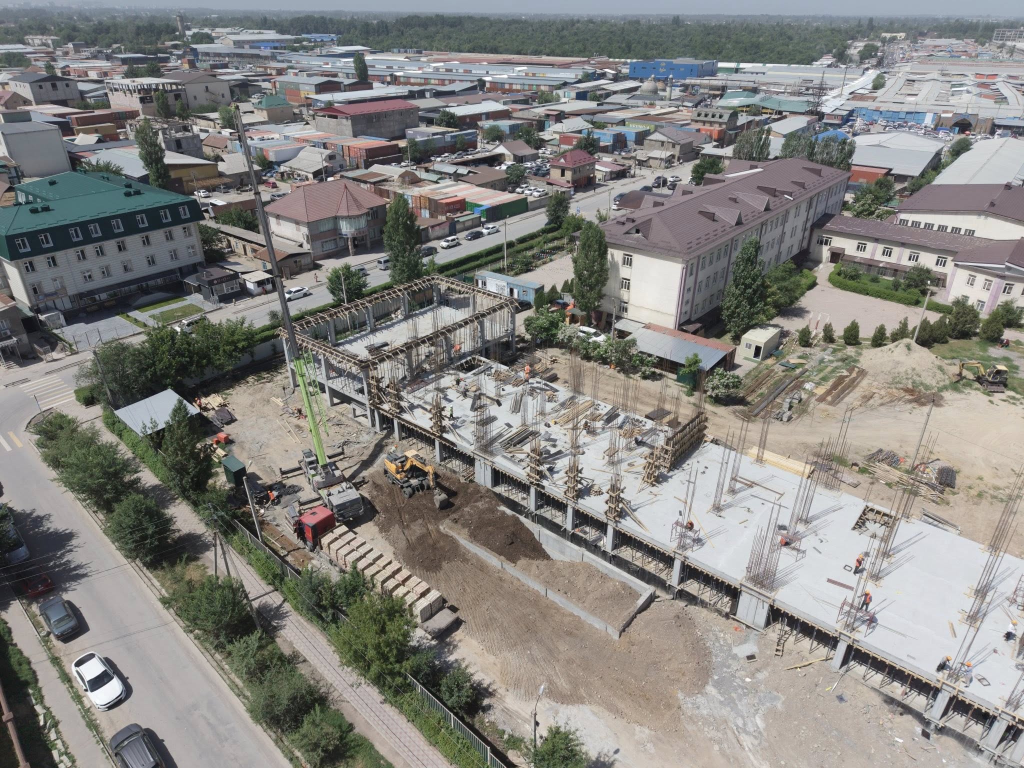 Нурдан Орунтаев курулуп жаткан мектептердин курулушун текшерди