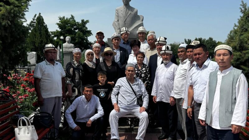 Бүгүн улут лидери Исхак  Раззаковдун сөөгү Ала-Арча  көрүстөнүнө кайра  коюлган күн