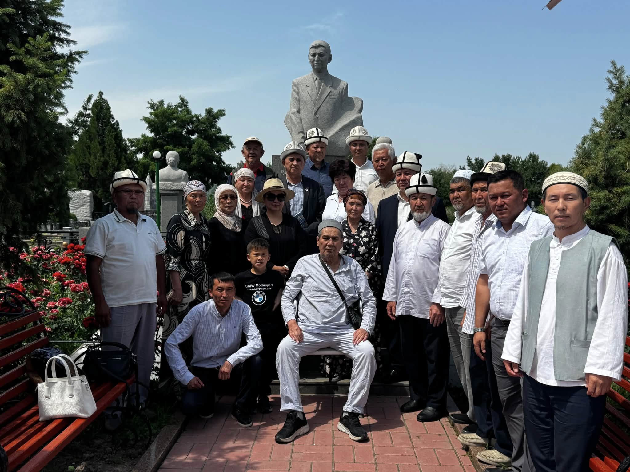 Бүгүн улут лидери Исхак  Раззаковдун сөөгү Ала-Арча  көрүстөнүнө кайра  коюлган күн