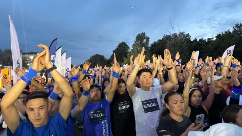 Бишкекте BMW iX3 Night Run түнкү жарышына 3500 адам катышты