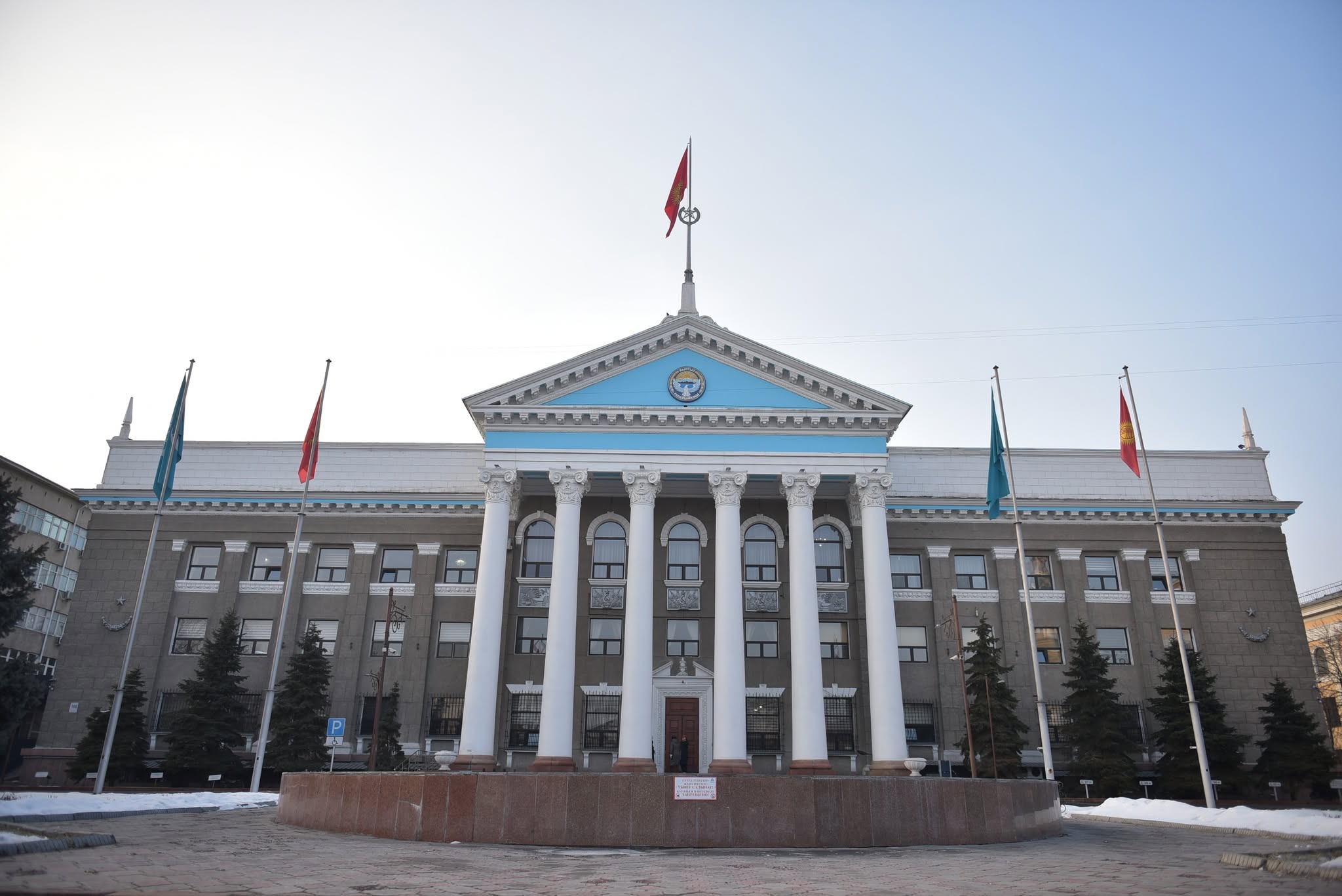 Кадрдык өзгөрүү: Кимдер жумуштан кетти?