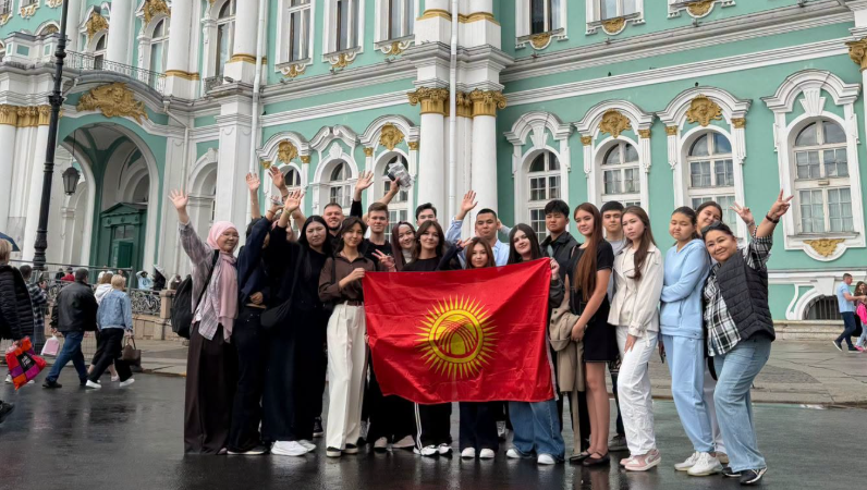 Кыргызстандык бүтүрүүчүлөр Санкт-Петербургдагы «Алые паруса» майрамына катышты