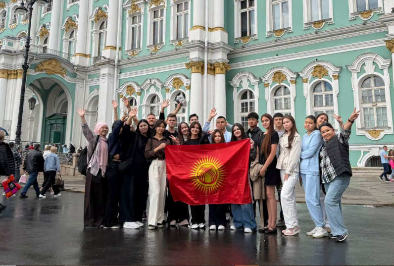 Кыргызстандык бүтүрүүчүлөр Санкт-Петербургдагы «Алые паруса» майрамына катышты