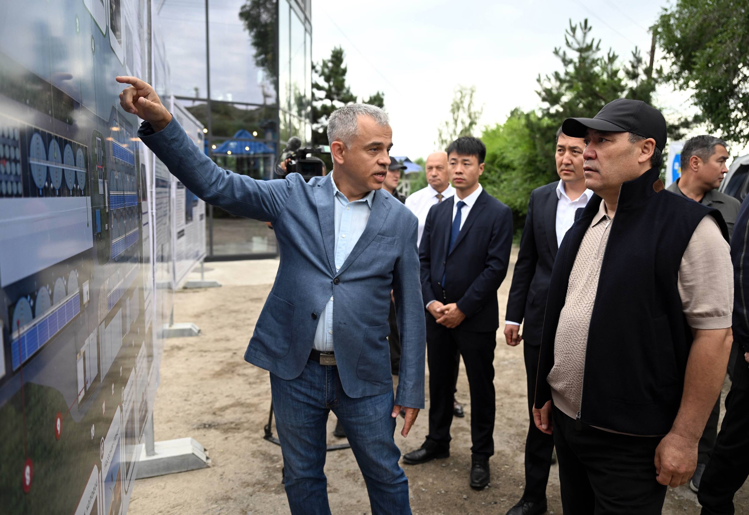 Садыр Жапаров Караколдогу балык чарба жана кеме куруу долбоорлору менен таанышты