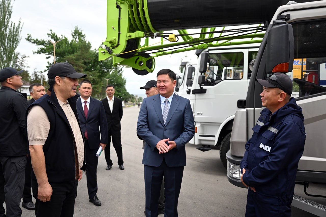 Садыр Жапаров Караколдун коммуналдык тармагына алынган жаңы техникаларды көрүп чыкты