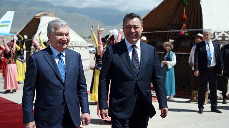 Өзбекстандын Президенти Шавкат Мирзиёев Кыргызстанга иш сапары менен келди