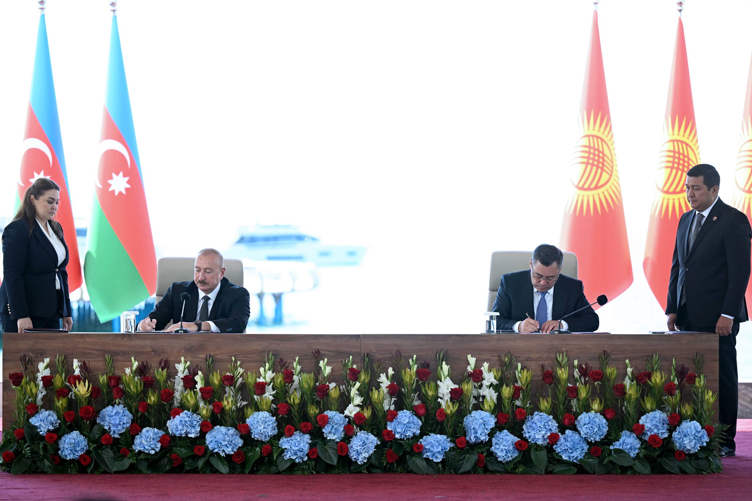 Садыр Жапаров менен Ильхам Алиев бир катар эки тараптуу документтерге кол коюшту