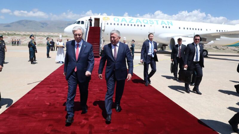 Казакстандын Президенти Касым-Жомарт Токаев  Кыргызстанга келди